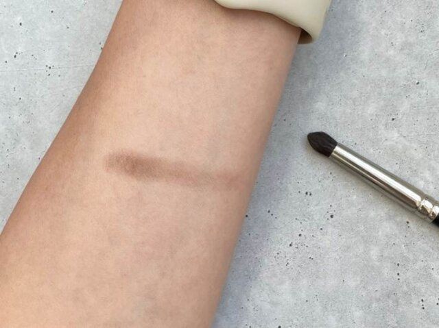 腕にパウダーを付ける