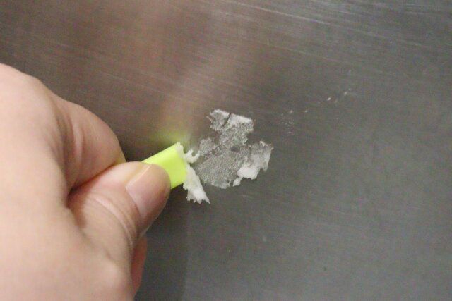 ダイソーのシールはがし液で剝がす