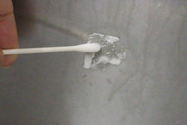 ダイソーのシールはがし液を綿棒で付ける