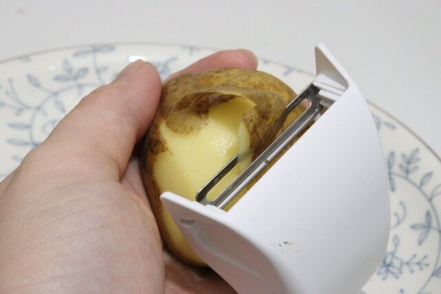 手のひらピーラー 使用例