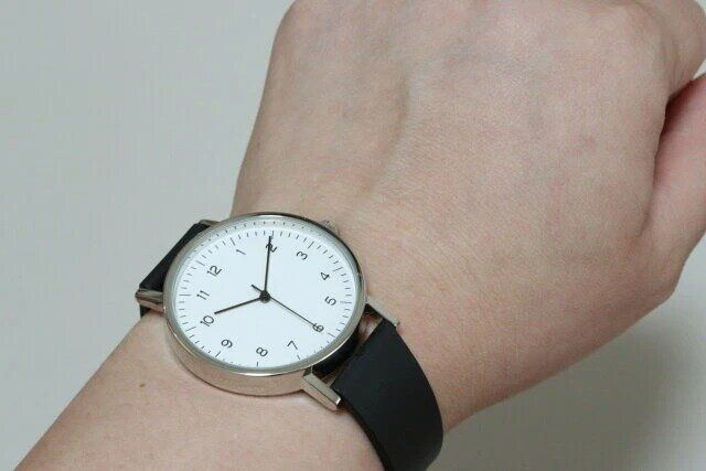 ダイソーのシンプルデザインウォッチの着用イメージ