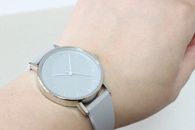 ダイソーのシンプルデザインウォッチ グレーの着用イメージ