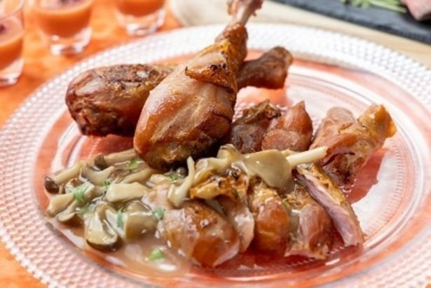 皮はパリッと、身はジューシーに仕上げた骨付き鶏もも肉に、きのこの香りがとろけるソースが相性抜群。秋にぴったりのアジアン料理