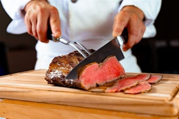 ブッフェの名物、ローストビーフは目の前でカットして提供。好みのソースとともに、何枚でも食べ放題で楽しめる