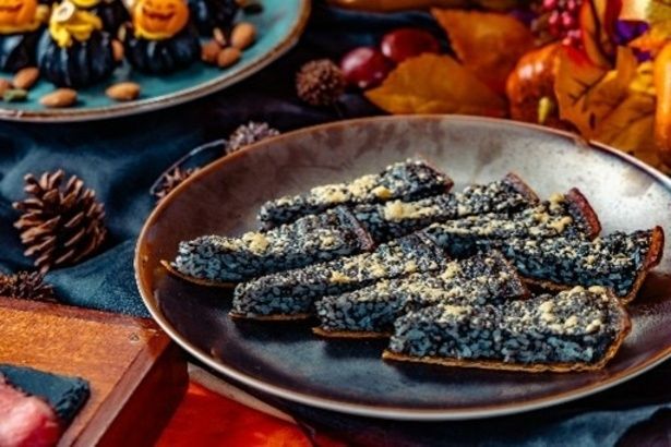 黒ゴマ風味の真っ黒なキッシュは、見た目も味もインパクト大。ハロウィーン期間限定で提供される「ハロウィーン仕様のブラックキッシュ」