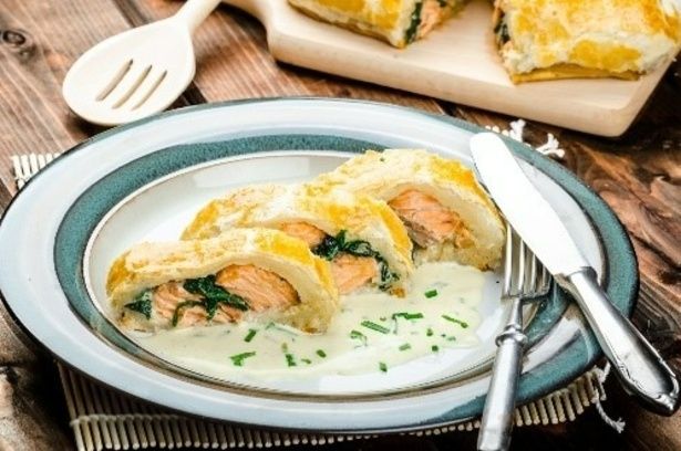 【写真】サクサクのパイで魚介を包み込んだフランス料理。濃厚なクリームソースとともに魚介の旨みが口いっぱいに広がる