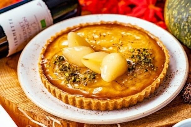 洋ナシのコンポートとタルトが絶妙にマッチ。ピスタチオのトッピングが香ばしさを添える秋の王道「洋ナシのタルト」