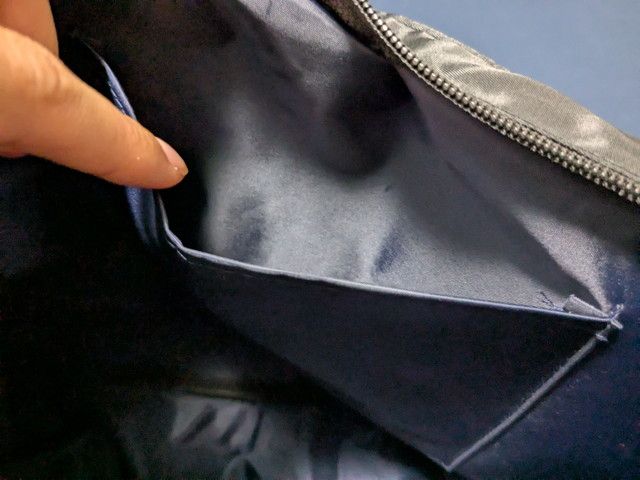 内側のポケットを指で示す様子