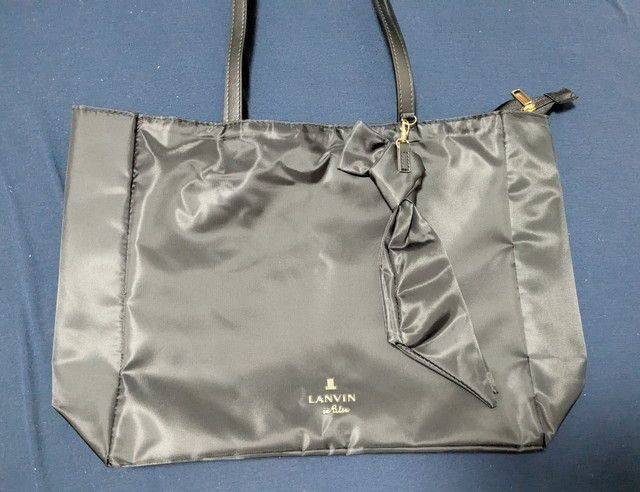 トートのフロント全体。ゴールドロゴがアクセント