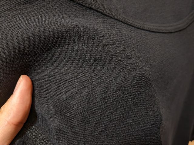 メリノウール100ミドルウェイト長袖クルーネックTの生地感