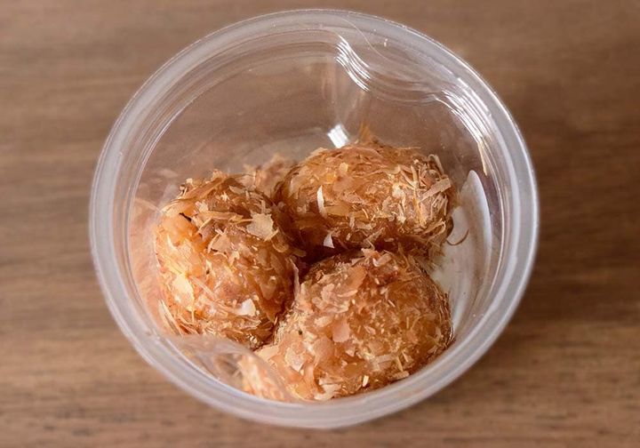 鰹と醤油の香りが鼻を通り抜けてきました。