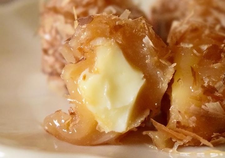 鰹と醤油のあまじょっぱさに、とろりとしたチーズ風味クリームの甘さが加わり、柔らかくもちもちとしたお餅と絶妙に調和