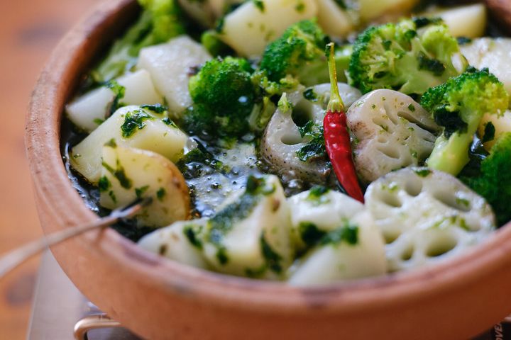 肉や魚がなくても驚きの旨味が出る「生海苔とアンチョビのアヒージョ」