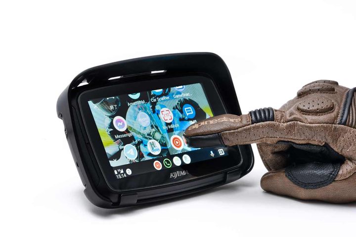 5インチTFTフルカラーディスプレイ 防水防塵性を備えるを採用。IP67相当の防水防塵性が与えられている。タッチパネルは静電容量式で、滑らかにサクサク操作できる