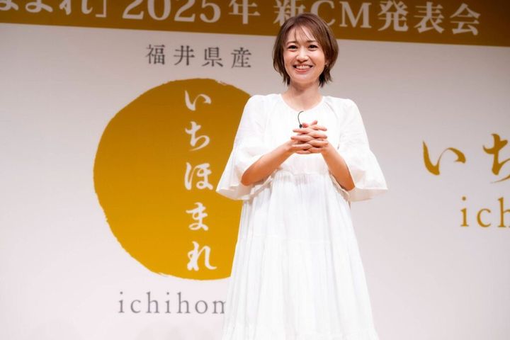 元AKB48の女優、大島優子さん（36）が16日、東京都内で行われた福井県ブランド米「いちほまれ」の新CM発表会にお笑いコンビ、タイムマシーン3号と出席しました。