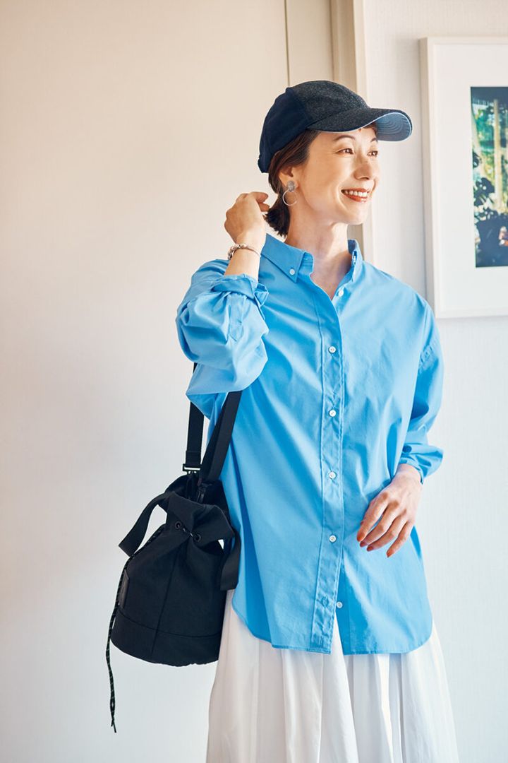 ネイビー×グレー配色ウールキャップ￥24,200 ／ミュールバウアー(アッシュ・ペー・フランス)、シャツ￥25,300 ／レリル(マイク・グレー)、スカート￥30,800／ヨーガンレール、バッグ￥7,700 ／アスファルト(アースマーケティング)、イヤリング￥16,500、バングル￥52,800 ／ともにフォークバイエヌ(UTS PR)