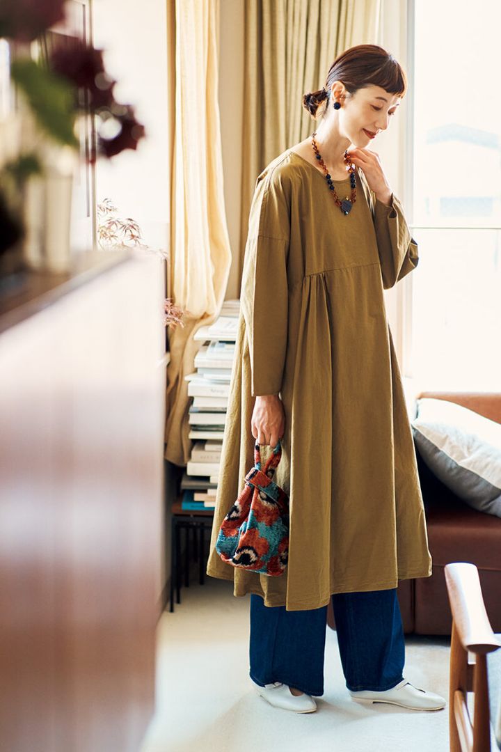 ワンピース￥58,300 ／ デ・ドゥエ、イヤリング￥12,100、ネックレス￥28,600／ともにクロディーヌ・ヴィトリー(すべてアッシュ・ペー・フランス)、デニムパンツ￥27,500 ／アッパーハイツ(ゲストリスト)、バッグ￥30,800／キリムアーツ(フラッパーズ)、シューズ￥15,400 ／オポジット オブ ブルガリティ(UTSPR)