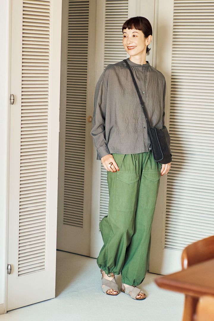 セルロースシルクブラウス￥26,400、カーゴパンツ￥26,400 ／ともにティッカ、バッ グ￥33,000 ／オルセット(オルサ)、サンダル￥13,970 ／プラクトン×ジーンズファクトリー(ジーンズ ファクトリー 卸団地本店)、リング￥5,400 ／アビステ