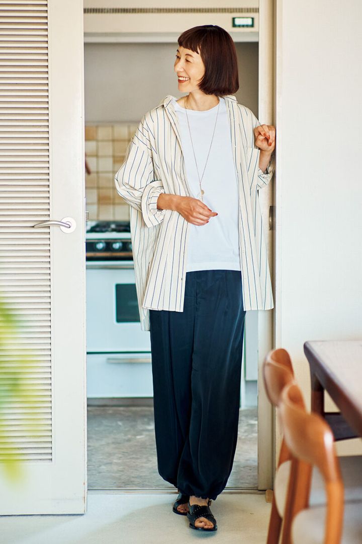 シャツ￥18,700／ザ デューデッツ アンド コー(アッシュ・ペー・フランス)、Ｔシャツ￥18,700 ／ケイ ハヤマ プリュス、パンツ￥33,000 ／ モガ、サンダル￥38,500 ／カステラーノ(フラッパーズ)、ネックレス￥8,640 ／アビステ