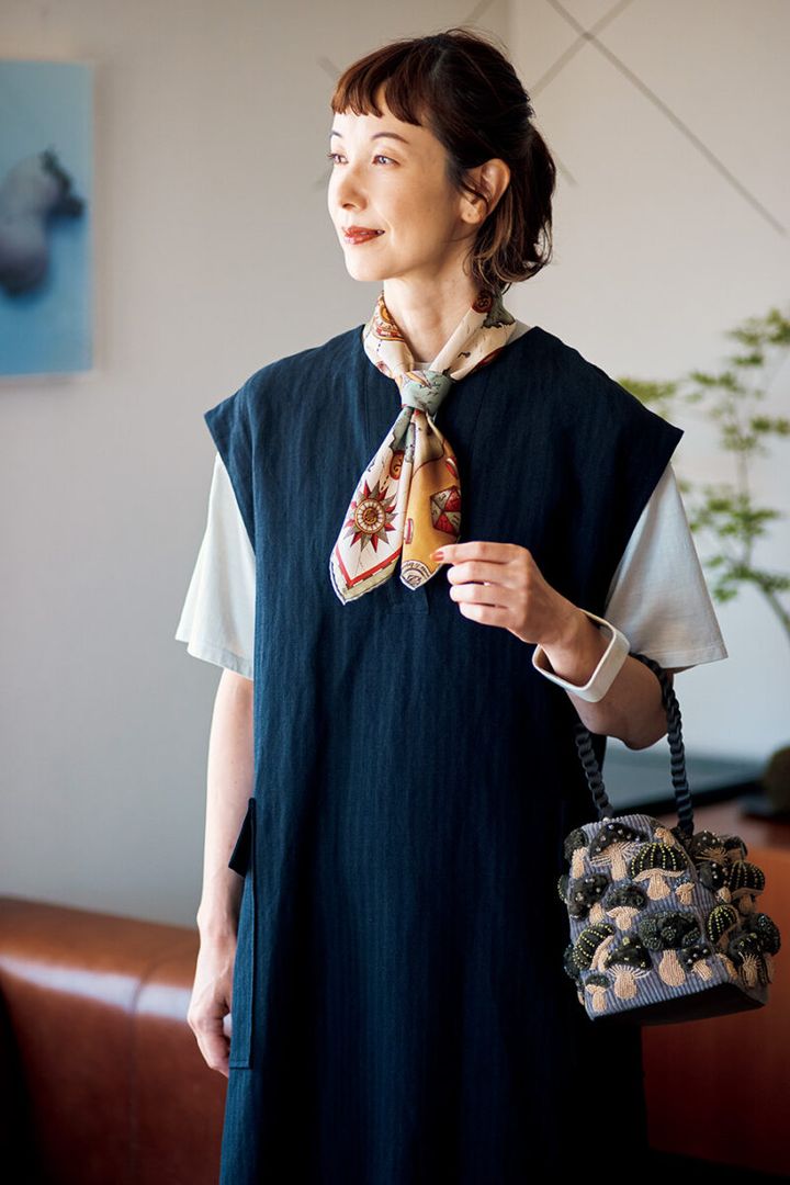 65㎝角スカーフ￥16,500 ／マニプリ、ジャンパースカート￥39,600 ／ロワズィール、Tシャツ￥14,300 ／ティッカ、コーデュロイバッグ￥185,900 ／ジャマン・ピエッシュ(アッシュ・ペー・フランス)、バングル￥8,640 ／アビステ