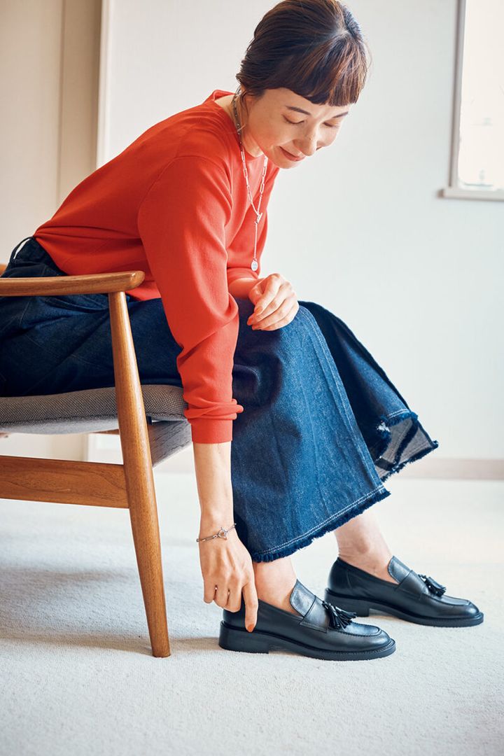 レザーローファー￥42,900／カステラーノ(フラッパーズ)、ニット￥17,600／レリル(マイク・グレー)、デニムパンツ￥49,500／プランテーション(エイ・ネット)、ネックレス￥12,100、ブレスレット￥8,250 ／ともにイットアトリエ(フォーティーン ショールーム)