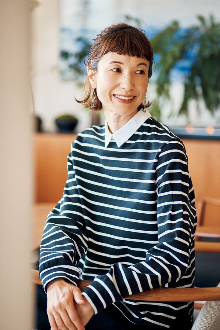 衿付きカットソー￥18,700／ヒューマン ウーマン、パンツ￥30,800 ／ケイ ハヤマ プリュス、イヤリング￥9,020 ／イットアトリエ(フォーティーン ショールーム)