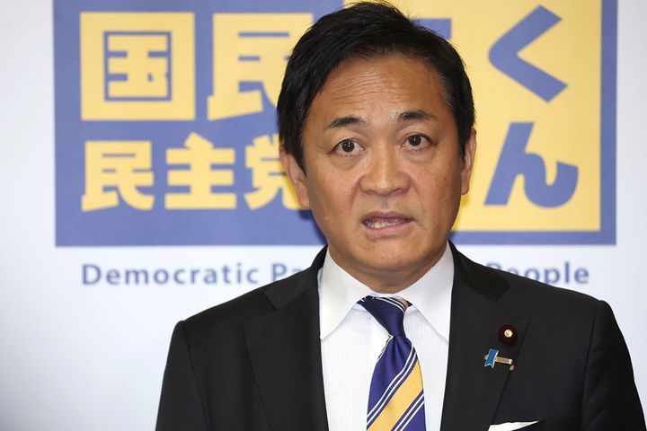 立維国３党の党首会談を終え、取材に応じる国民民主党の玉木雄一郎代表（2025年10月15日、時事）