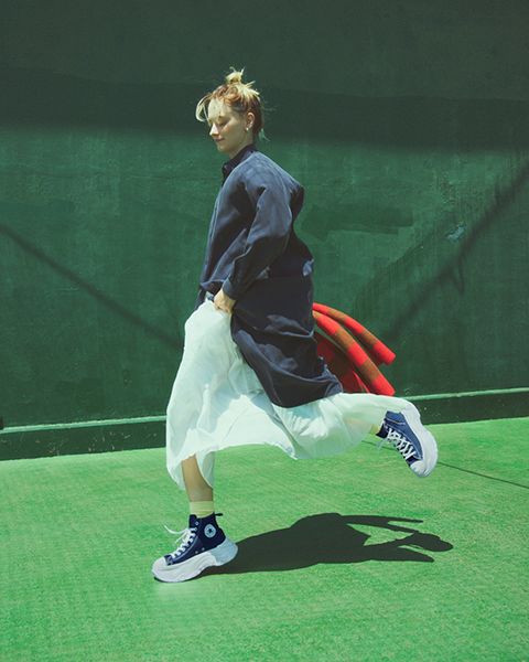 コンバース「ALL STAR CITYHIKE Z HI」を履いた女性