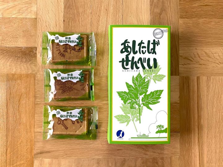 渋谷モヤイ像の故郷「新島」の昔懐かしい風味の「あしたばせんべい」【旅するデザイナーがおすすめするお土産たち！】