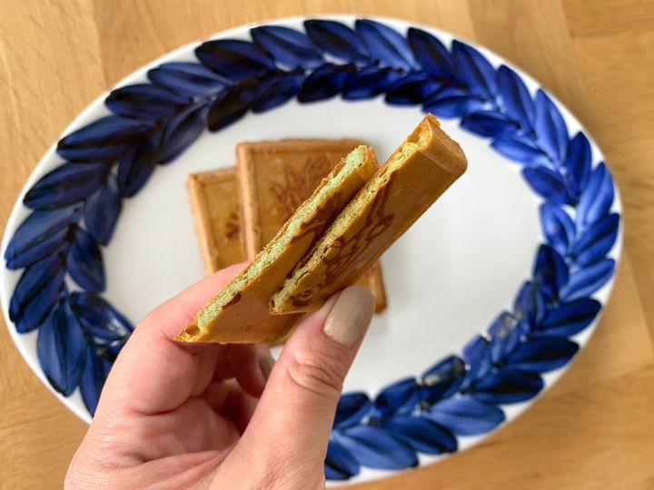 渋谷モヤイ像の故郷「新島」の昔懐かしい風味の「あしたばせんべい」【旅するデザイナーがおすすめするお土産たち！】