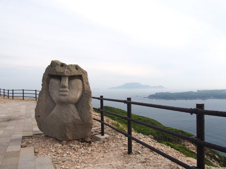 渋谷モヤイ像の故郷「新島」の昔懐かしい風味の「あしたばせんべい」【旅するデザイナーがおすすめするお土産たち！】