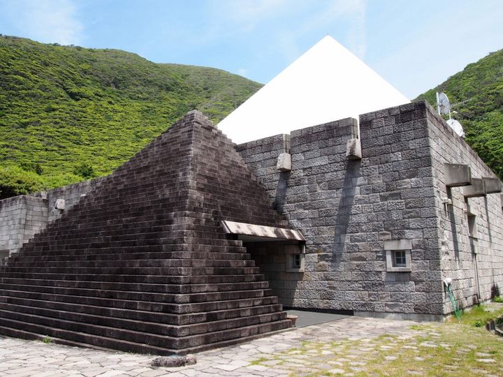 渋谷モヤイ像の故郷「新島」の昔懐かしい風味の「あしたばせんべい」【旅するデザイナーがおすすめするお土産たち！】