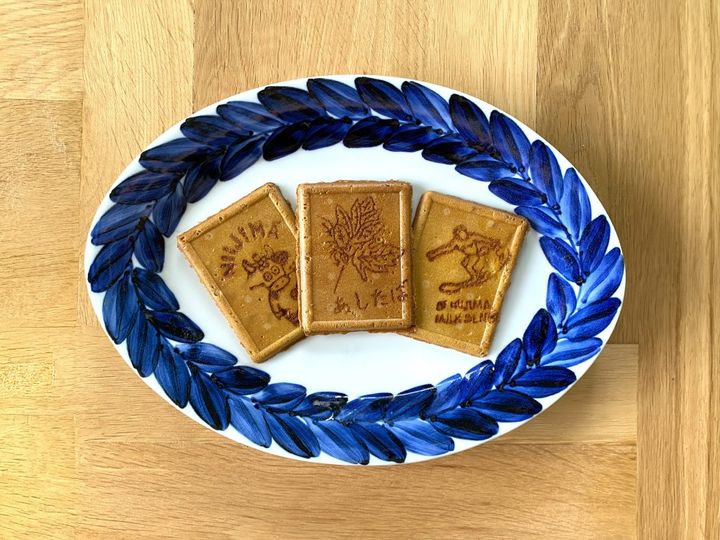 渋谷モヤイ像の故郷「新島」の昔懐かしい風味の「あしたばせんべい」【旅するデザイナーがおすすめするお土産たち！】