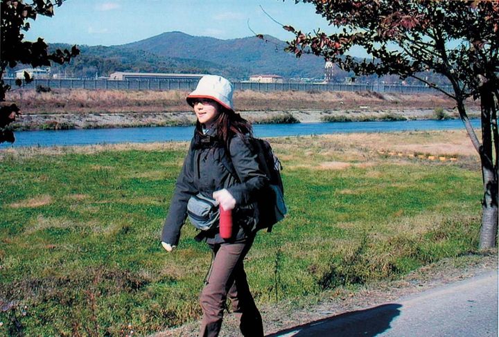 ゴール近く、漢江の支流に沿って歩く。10月の終わりの韓国は寒く、息も白い。