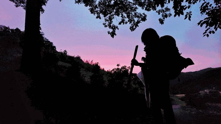 四十六番の手前、三坂峠を下りきった集落で迎えた夕焼け。この後、一匹の蛍に出合う。