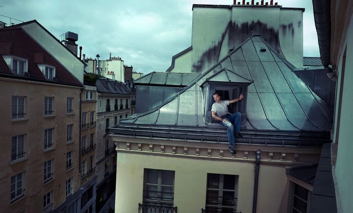 未来を見渡す創造者<br /> シャネルのパリ本社の窓に腰掛けるブレイジー。デビューコレクションには満足しているものの、まだ未完成で、制作途中であると断言する。