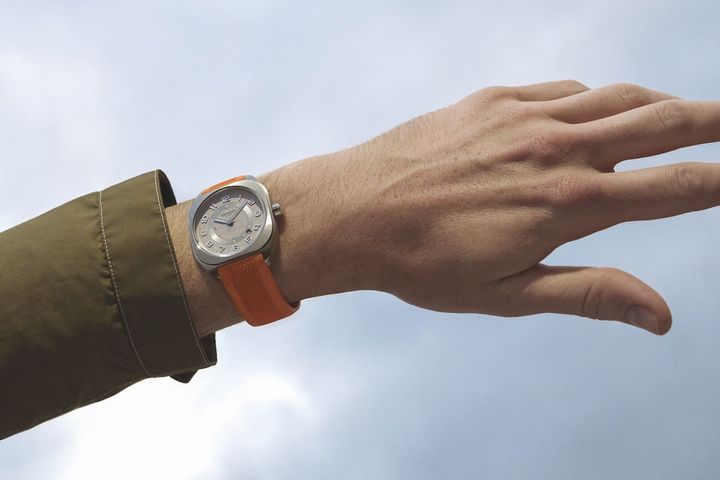 「エルメスH08」ウォッチ（チタン、ラバーストラップ、ケース径42mm、自動巻き）￥1,144,000 ©Tom Johnson