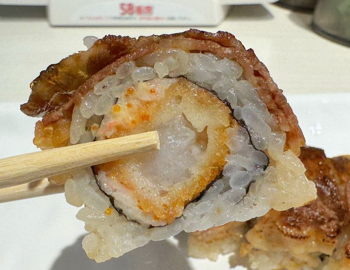 和牛でぐるりと巻かれたお寿司の中には、エビフライやししゃもっこがイン