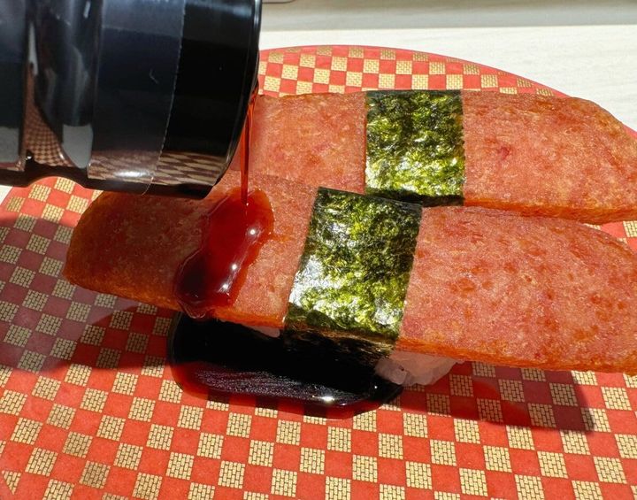 卓上の甘ダレをトッピングすれば、甘みが加わってよりまろやかで酢飯にも合う味わいに