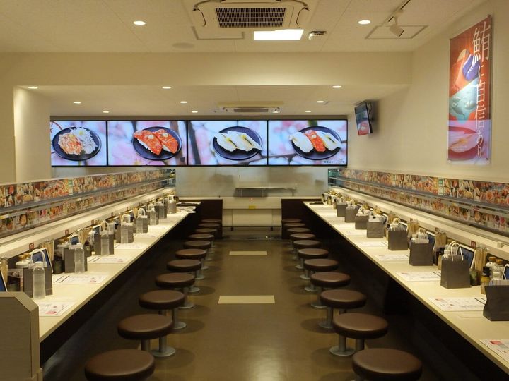 早速店舗に入ってみると、テーブル席はなくカウンターのみ58席という潔さ