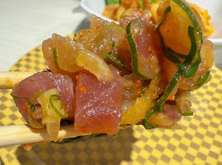 香ばしいごま油の風味をまとったさっぱりとした味わいのまぐろは酢飯や海苔とも相性抜群