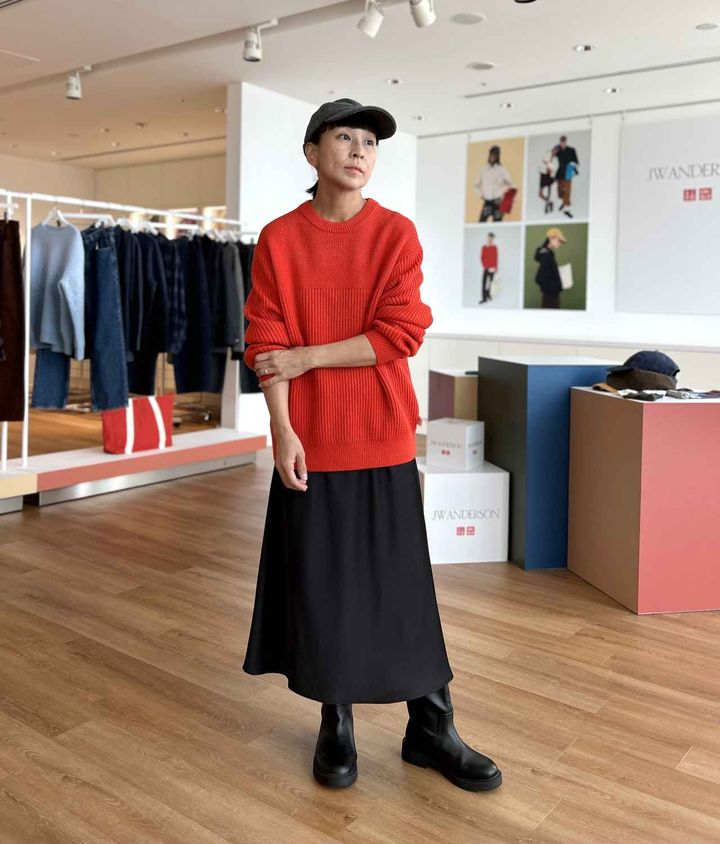 画像: 【ユニクロ アンド ジェイ ダブリュー アンダーソン】リブクルーネックセーター/長袖 ¥3,990 ※一部店舗にて販売、【ユニクロ】サテンキャミソールワンピース¥2,990、アジャスタブルキャップウールブレンド¥1,990 www.uniqlo.com