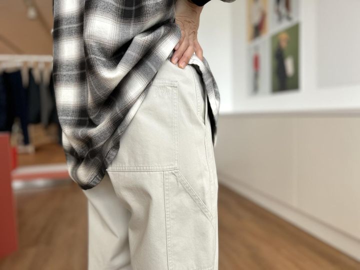 画像2: 【ユニクロ アンド ジェイ ダブリュー アンダーソン】カーブパンツ各¥4,990 ※一部店舗で販売、ブラッシュドコットンオーバーサイズシャツ¥3,990 ※一部店舗で販売 www.uniqlo.com