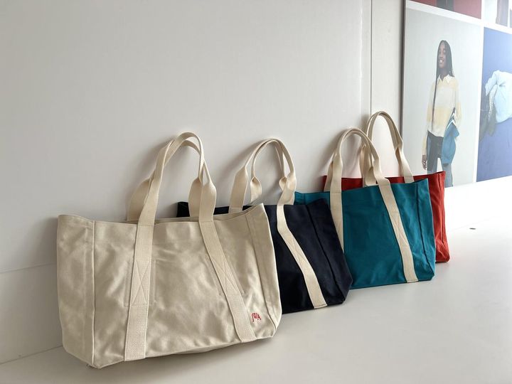 画像: 【ユニクロ アンド ジェイ ダブリュー アンダーソン】キャンバストートバッグ［縦33.5cm×横（上）55cm、横（底）42cm×マチ15cm］各¥3,990 ※一部店舗にて販売 www.uniqlo.com