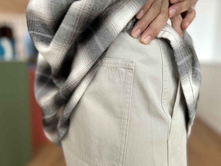 画像3: 【ユニクロ アンド ジェイ ダブリュー アンダーソン】カーブパンツ各¥4,990 ※一部店舗で販売、ブラッシュドコットンオーバーサイズシャツ¥3,990 ※一部店舗で販売 www.uniqlo.com