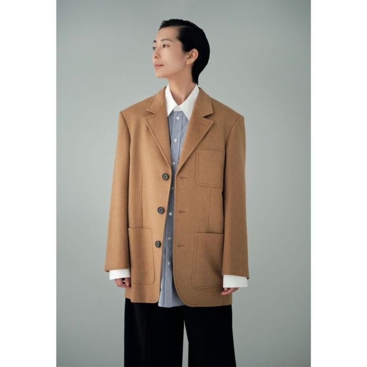 テーラードジャケット（カシミアフランネル） 57万2000円、シャツ17万500円、パンツ19万8000円※すべて予定価格（すべてセリーヌ／セリーヌ ジャパン）