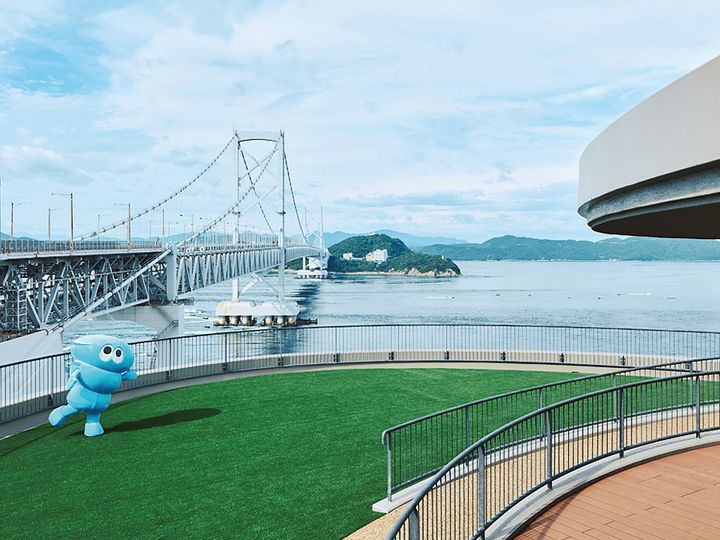 photo：大鳴門橋を間近に臨める屋上「絶景展望360°」。公式キャラクター「うず坊」の着ぐるみも不定期で登場