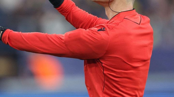 海外日本人の出場試合、打ち切り！相手サポーターが審判に愚行…「入場禁止、損害賠償請求へ」と怒り