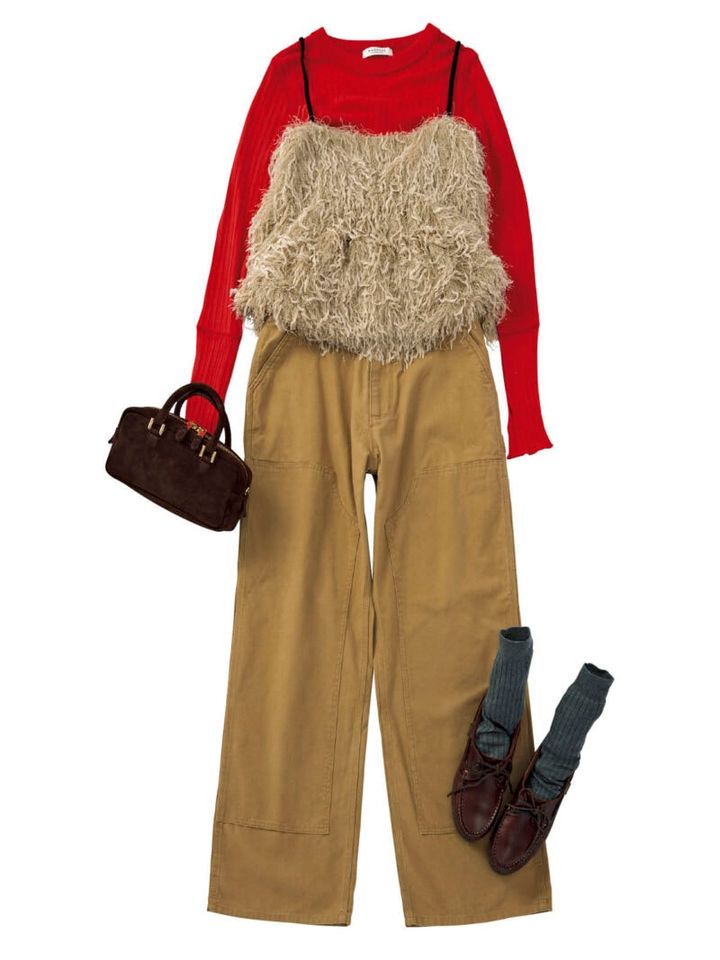 カットソー￥15,400（マカフィー／トゥモローランド） フェザーキャミソール￥12,100（アンヌーク／アンヌーク 新宿ルミネ2店） チノパンツ￥17,600（アングリッド） バッグ￥31,900（クリスチャン ヴィラ／ピモンテ） ソックス￥3,630（パンセレラ／真下商事） シューズ￥44,000（パラブーツ／パラブーツ青山店）