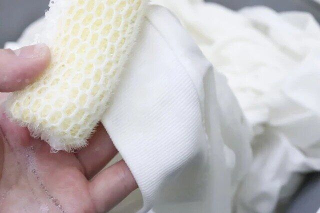 ダイソーのえり・そでアカ洗剤は黄ばみ落としに便利